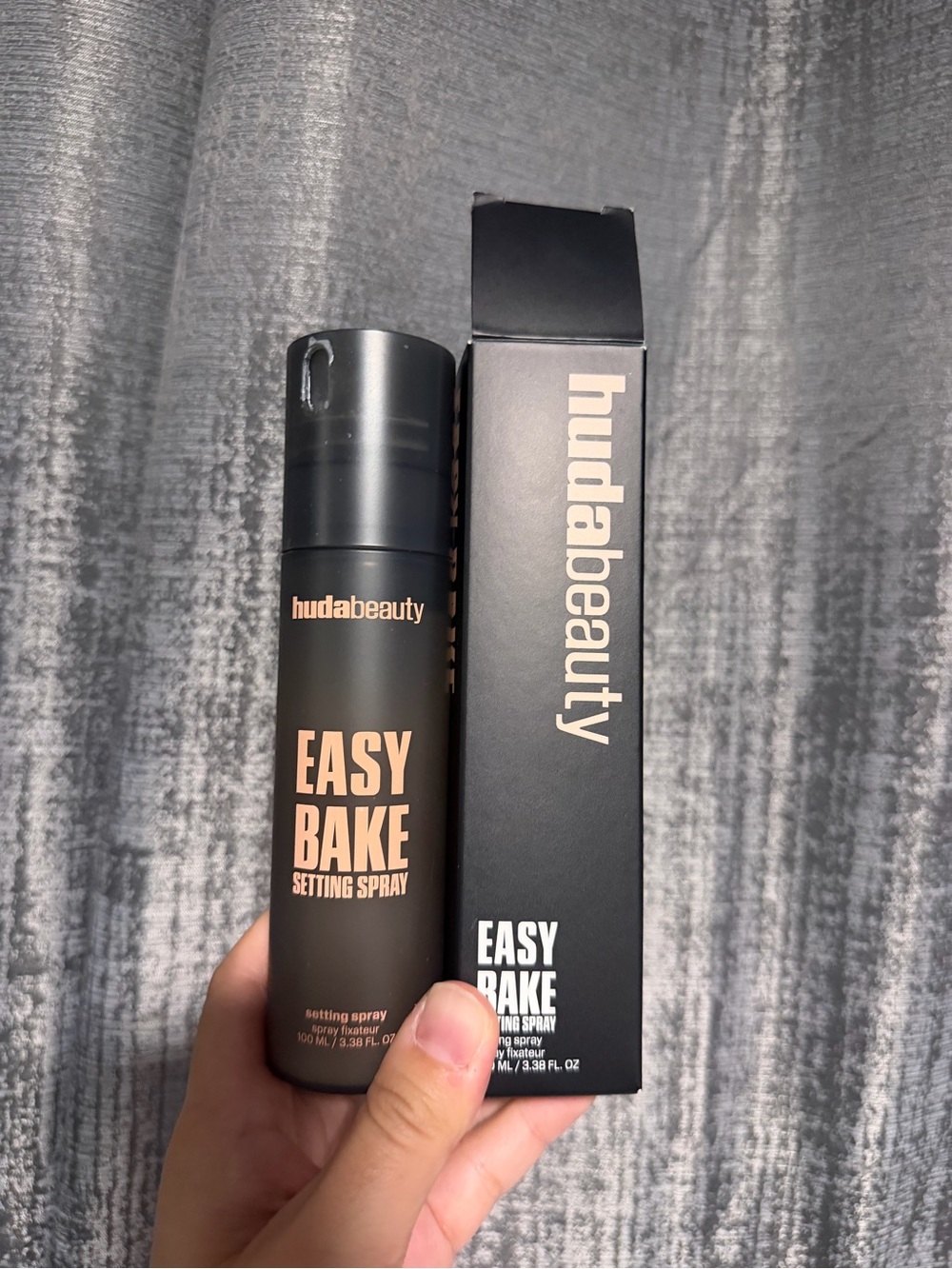 HUDA BEAUTY Easy Bake Setting Spray — Black with Rose Gold Text